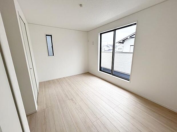 バルコニーから暖かな光が差し込み部屋を照らします。備え付けのクローゼットがあり、室内の片付けもスムーズに行えます。