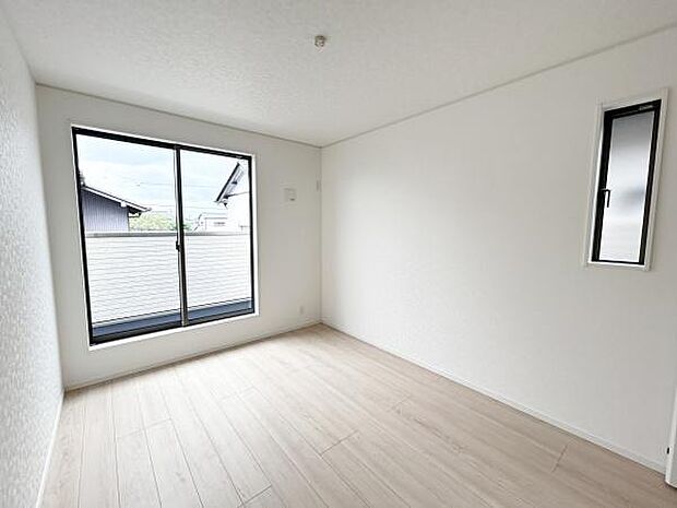バルコニーから暖かな光が差し込み部屋を照らします。備え付けのクローゼットがあり、室内の片付けもスムーズに行えます。