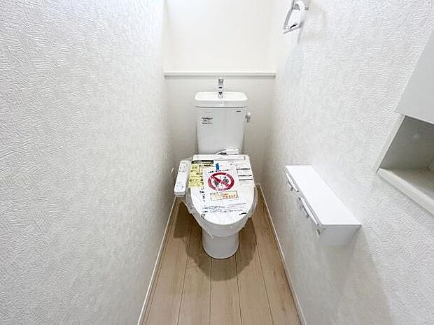 温水洗浄便座付きのトイレで、一年を通して快適にご利用できます。