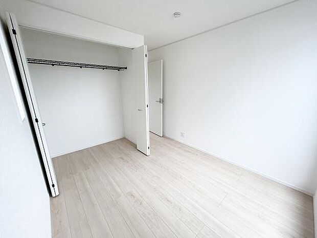 住まう方自身でカスタマイズして頂けるように「シンプル」にデザインされた室内。家具やレイアウトでお好みの空間を創り上げられます。