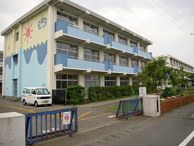 焼津市立港小学校まで410m