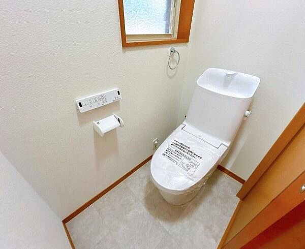 温水洗浄便座付きのトイレで、一年を通して快適にご利用できます。