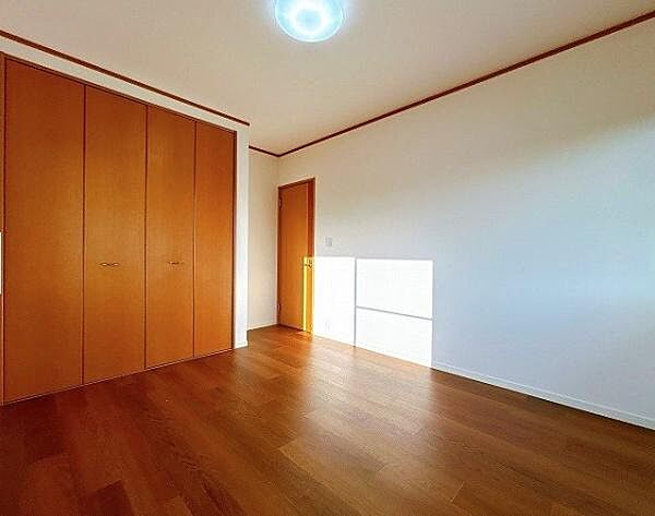 備え付けの収納があることでお部屋を広々お使いいただけます。