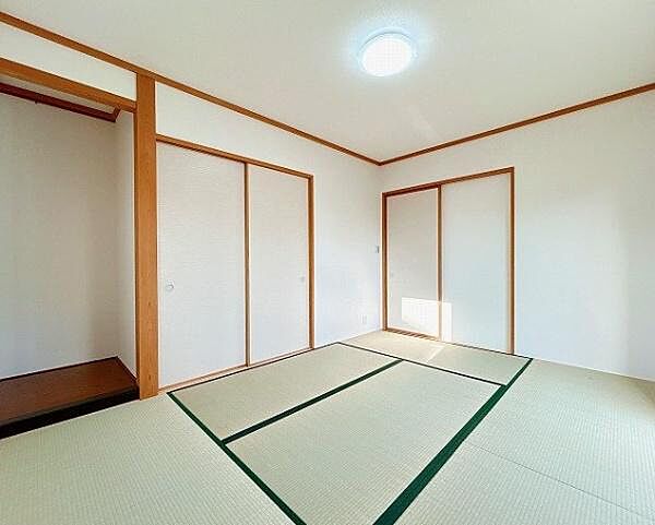 日当たりのいい和室です♪客間としてもお子様の遊び場としてもお使いいただけます。