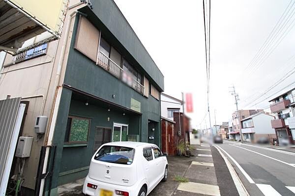 道路に面した立地環境のため、住宅だけではなくお店としてもオススメですよ♪