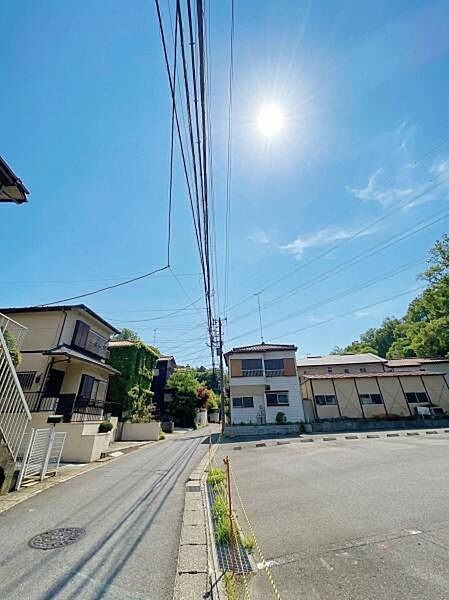 たっぷりの陽光と心地よい風が舞い込む住まい。現地にて是非、陽当たり・開放感をご体感ください