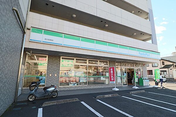 ファミリーマート鶴川駅西店まで1515m、コンビニエンスストアは、お買い物はもちろん、銀行のキャッシュディスペンサーや宅急便・チケット販売もありとても便利ですね！