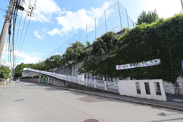 川崎市立柿生中学校まで3760m、昭和22年に創立された歴史ある学校。教育目標1思考力を養う2美しさを感じ思いやりのある心養う3自主・協力の態度を養う　等