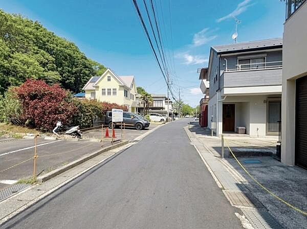 周辺は静かで落ち着いた雰囲気の住宅街です。交通量も少なく、穏やかで快適にお過ごしいただけます
