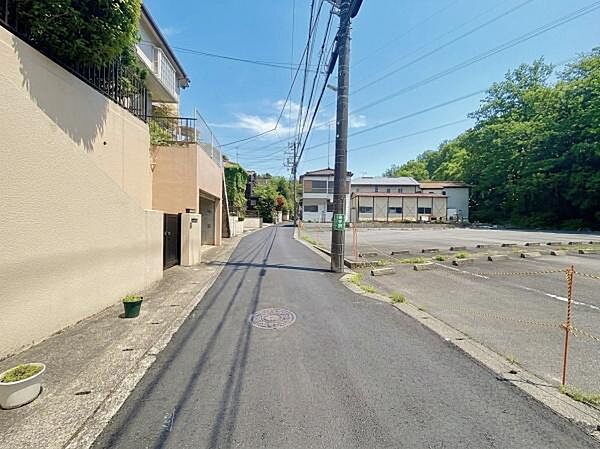 空が広く大きく感じる安らぎ溢れる住環境です。毎日、早く帰りたくなるお住まいになりそうです