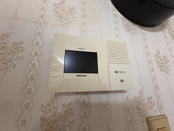来訪者の顔を室内にあるモニターで確認でき、玄関を開けたら勧誘につかまってしまったという面倒がないので安心です