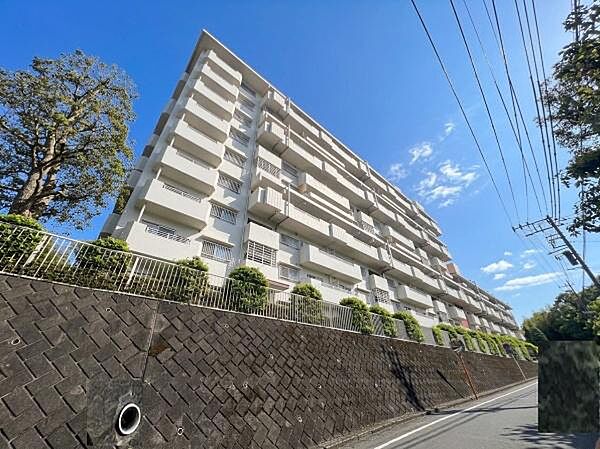 商業ビルが立ち並ぶ大型ステーション「新百合ヶ丘」駅が生活圏です。まずはお気軽に「資料請求」からお問い合わせください！