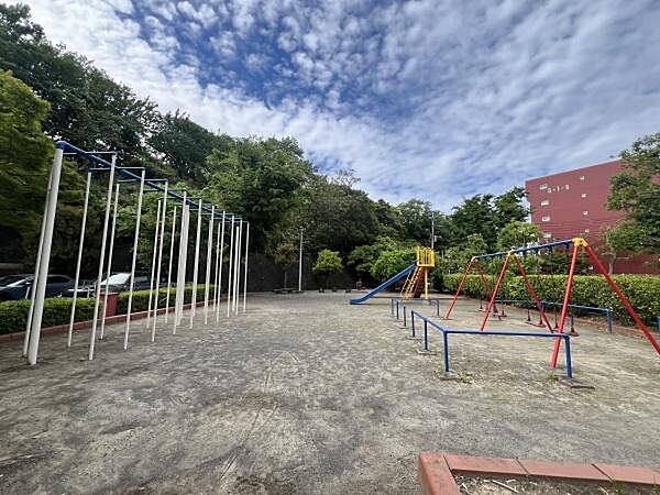 緑地や公園に囲まれ、緑に包まれた住環境で四季折々の景色を楽しめます！
