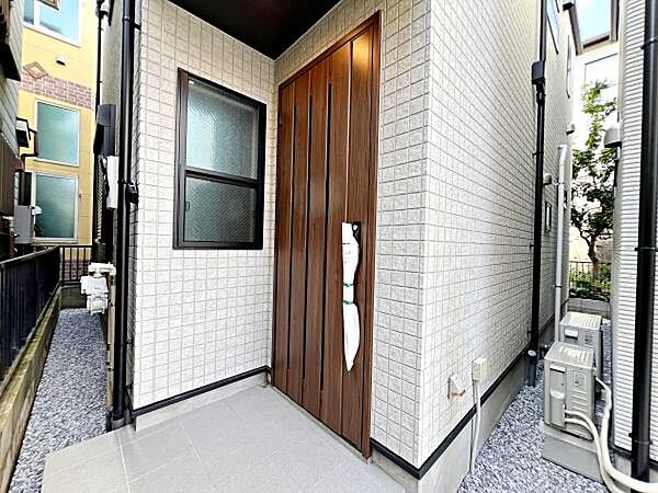 玄関外には庇がございますので、雨の日の出入りも安心です