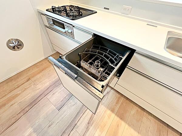 食器洗い乾燥機付システムキッチンは、エコで節水、後片付けも楽々で、食後はくつろいでいる間に食器はピカピカになります！