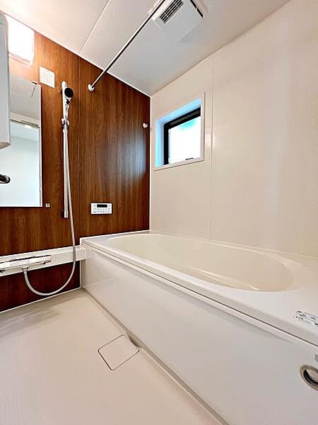 窓付きのバスルームは、採光もあり明るく気持ちの良い空間です。窓があることで、換気環境も良好。掃除もスムーズに出来ます