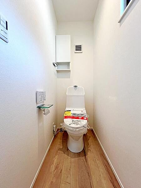 トイレには快適な温水洗浄便座付で、温水によって洗浄する機能を持った便座であり、清潔に保ちます。お手入れも簡単になりました。