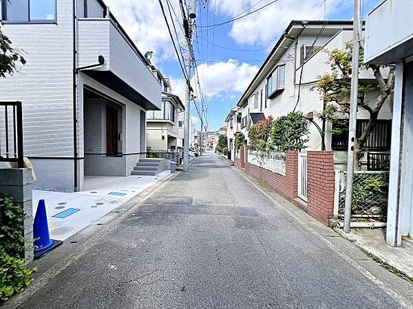 周辺は静かで落ち着いた雰囲気の住宅街です。交通量も少なく、穏やかで快適にお過ごしいただけます