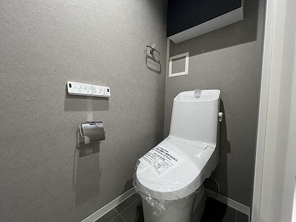 トイレには快適な温水洗浄便座付で、温水によって洗浄する機能を持った便座であり、清潔に保ちます。お手入れも簡単になりました。