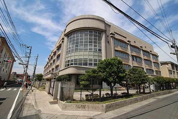 川崎市立中野島小学校まで850m、多摩区の中でも生徒数の多いマンモス校。教育目標は・なかよく学ぶ子・かんがえて行動する子・のびのびとたくましい子　等