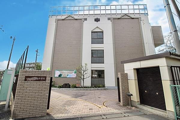 川崎市立中野島中学校まで1600m、昭和35年に開校した歴史のある学校。人権尊重教育を基盤とし教育目標を目指す。