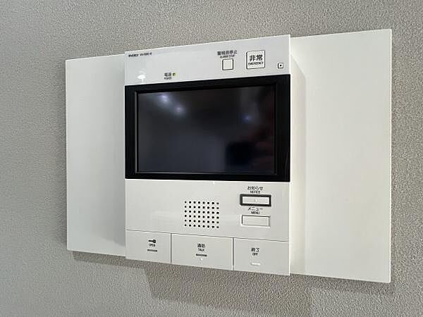 来訪者の顔を室内にあるモニターで確認でき、玄関を開けたら勧誘につかまってしまったという面倒がないので安心です