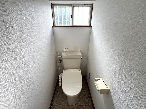 トイレに窓があるので換気扇を使わなくても空気の入れ替えができます