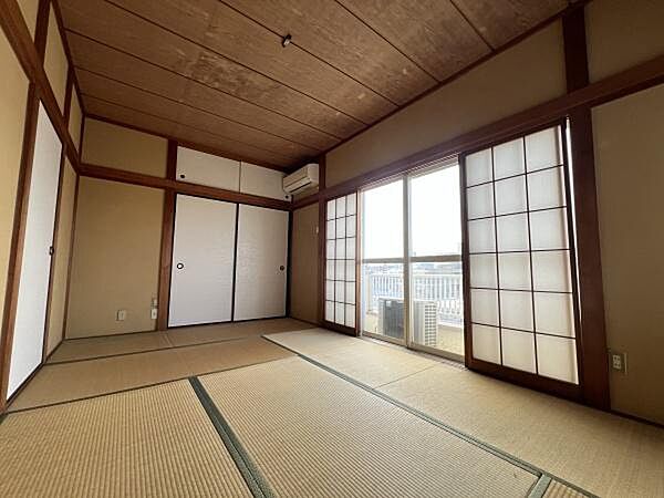 多用途に様々な使い方が出来る和室付きです。お客様がいらっしゃった時の客間、お子様の遊び場、寝転がってのんびり休日を過ごす癒しの場、などなど、和室があるのは嬉しいですね