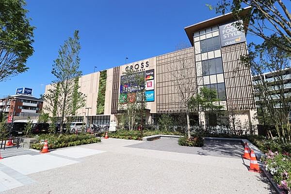 クロス向ヶ丘まで300m、向ヶ丘遊園駅徒歩4分。スーパーマーケットや衣料品、クリニックなど生活に便利な約14の店舗がそろうショッピングセンターです