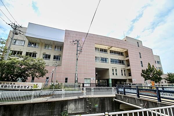 川崎市立東生田小学校まで1888m、昭和41年11月10日創立の小学校です。教育目標、は明るい子・伸びる子・たくましい子・やさしい子です。