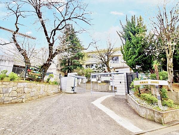 川崎市立生田中学校まで2657m、創立70年を超える伝統のある中学校。教育目標　一人ひとりが自ら学び思いやりの心と正しい判断力を持って行動できる生徒の育成