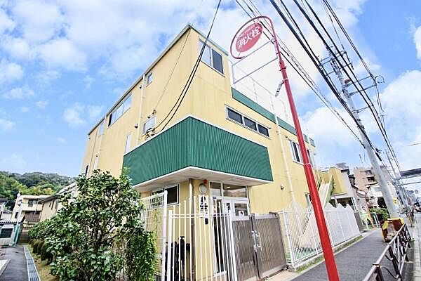 アスク向ヶ丘遊園南保育園まで358m、向ヶ丘遊園駅より徒歩10分園内は木材が多く使われ屋上には大きな砂場もございます。夏はプールも楽しめます