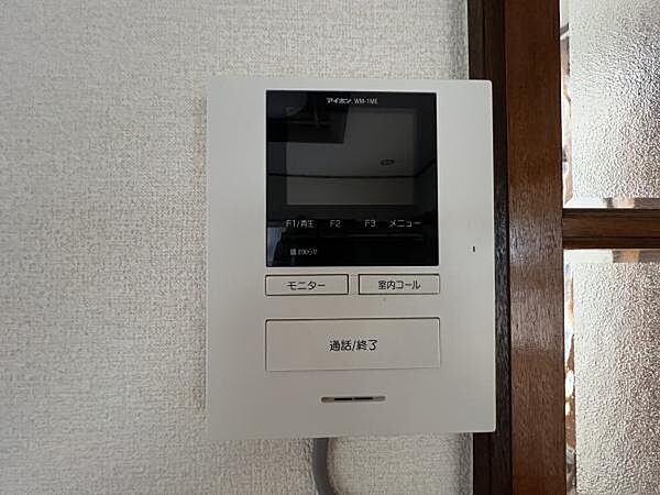 来訪者の顔を室内にあるテレビモニターで確認でき、玄関を開けたら勧誘につかまってしまったという面倒がないので安心です。留守でも来訪者をあとから確認できる録画機能も搭載