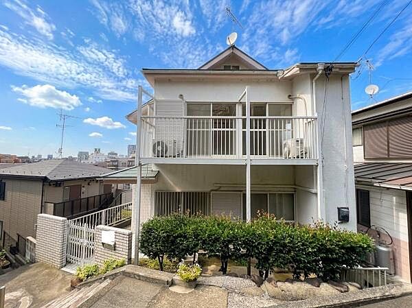 空が広く大きく感じる安らぎ溢れる住環境です。毎日、早く帰りたくなるお住まいになりそうです