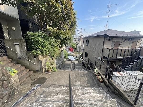 周辺は静かで落ち着いた雰囲気の住宅街です。交通量も少なく、穏やかで快適にお過ごしいただけます