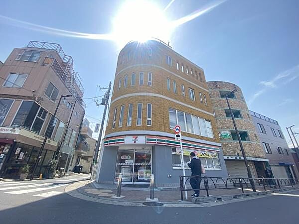 セブンイレブン世田谷代田駅前店まで140m、コンビニエンスストアは、お買い物はもちろん、銀行のキャッシュディスペンサーや宅急便・チケット販売もありとても便利ですね！