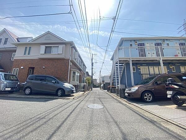 周辺は静かで落ち着いた雰囲気の住宅街です。交通量も少なく、穏やかで快適にお過ごしいただけます