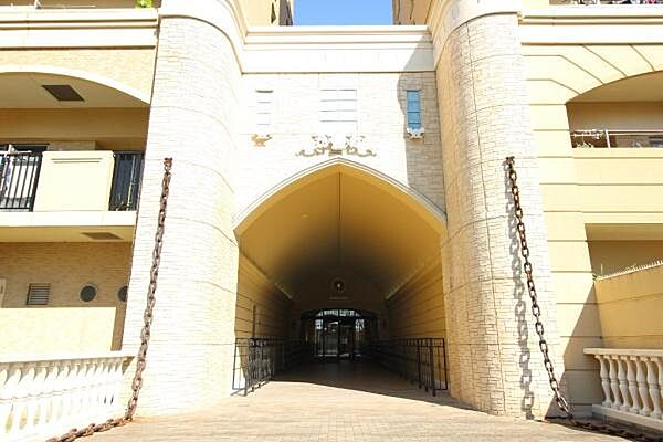 高級感あふれるエントランスでございます。ライフスタイルに癒し・快適・ゆとりの空間を演出しております