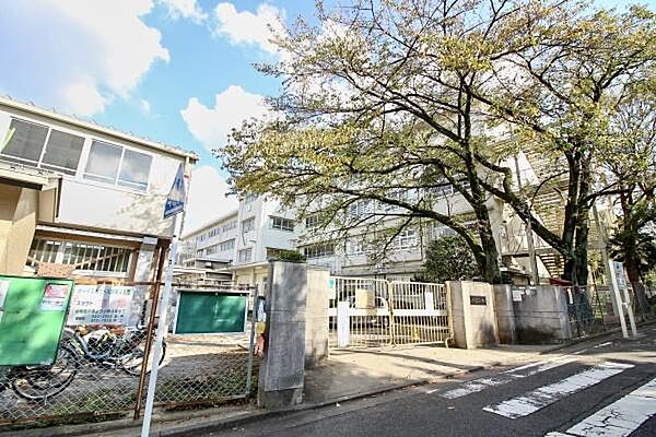 川崎市立三田小学校まで600m、教育目標　心身ともにたくましく実践力のある三田っ子の育成。三田小学校のHPには学校の様子が窺える三田っ子ブログを掲載