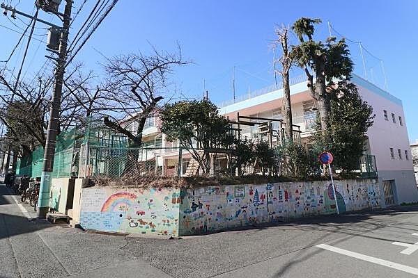 西三田幼稚園まで650m、園庭にはアスレチックや遊具がたくさんあり思い切り身体を動かして遊べます。自主性を身体で学ぶ。