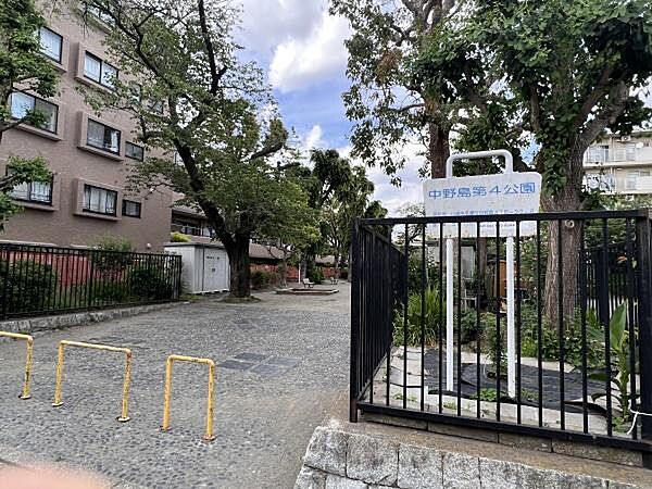 中野島第4公園まで170m、小さなお子様から小学生まで、走り回って遊べるほどの広さがあります。思い切り走り回れるほどの広さがあるのは嬉しいですね