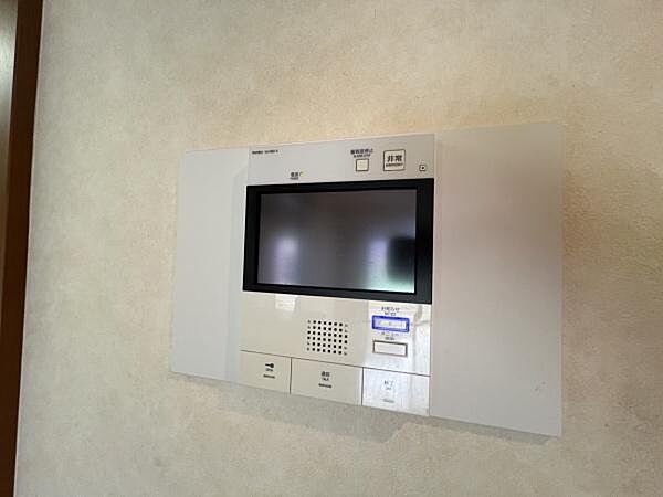 来訪者の顔を室内にあるモニターで確認でき、玄関を開けたら勧誘につかまってしまったという面倒がないので安心です