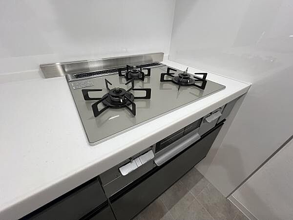 三口コンロで、お料理の効率もアップ！使い勝手の良さを考えました。受け皿のないフラット天板で、お手入れもラクラク。