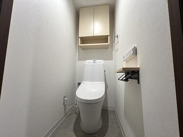 トイレには快適な温水洗浄便座付で、温水によって洗浄する機能を持った便座であり、清潔に保ちます。お手入れも簡単になりました。