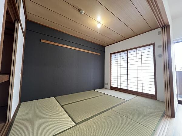 多用途に様々な使い方が出来る和室付きです。お客様がいらっしゃった時の客間、お子様の遊び場、寝転がってのんびり休日を過ごす癒しの場、などなど、和室があるのは嬉しいですね