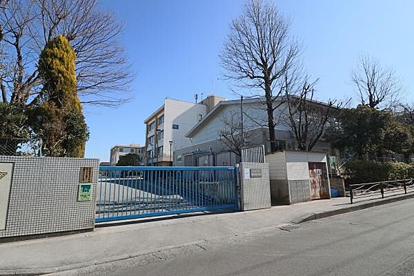 川崎市立南生田小学校まで649m、一人ひとりも子供が心豊かに自ら学びたくましく活躍出来る子供の育成を教育目標としています。