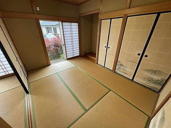 和室6畳広々空間家族団らんなどにいかがでしょうか？