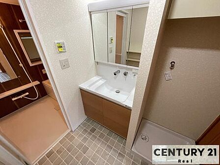 洗面所リフォーム済み♪3面鏡タイプで使い勝手良好です!