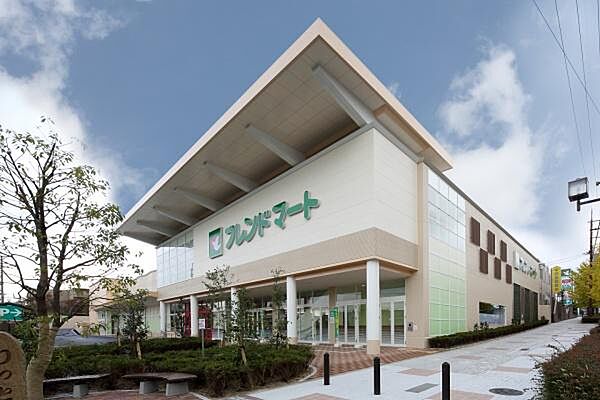 フレンドマート栗東店まで180m、すぐそばにスーパーマーケットあり