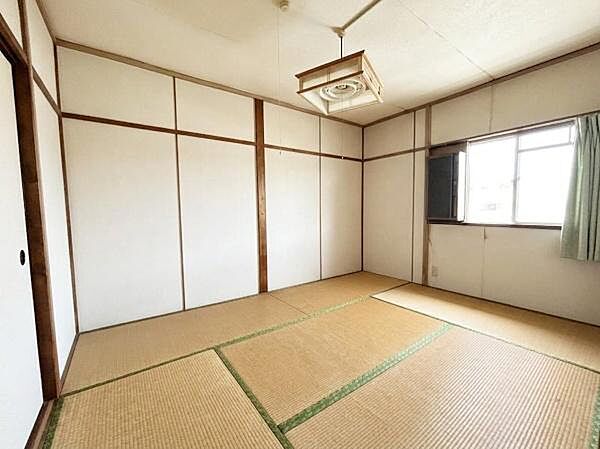 光が入りとても明るいお部屋となります。